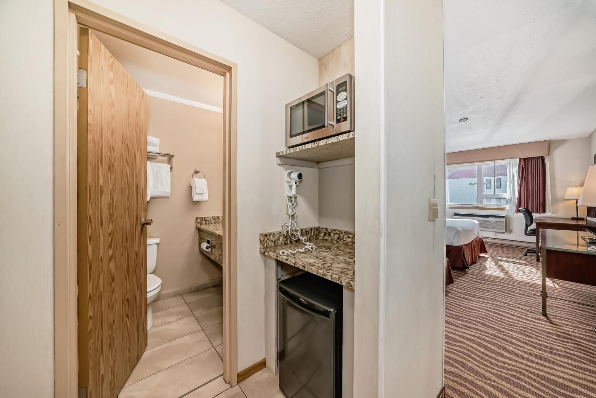 Invermere Inn & Suites Екстер'єр фото